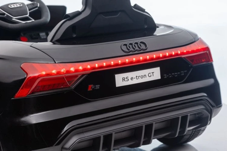 pol_pl_Auto-Na-Akumulator-Audi-E-Tron-GT-Czarne-QLS-6888-11953_14.jpg